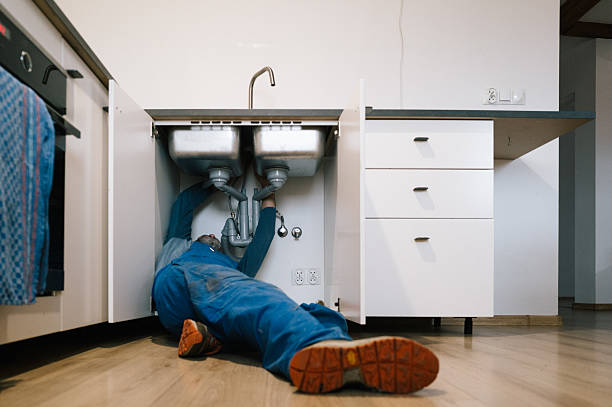 Professional Emergency Plumber technician working in Pembroke Pines, FL